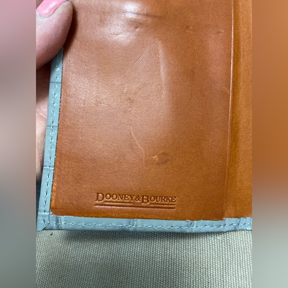 NWT Dooney & Bourke Croc- Embossed Leather Light Grey Wallet Gold Tone Hardware - Picture 9 of 15